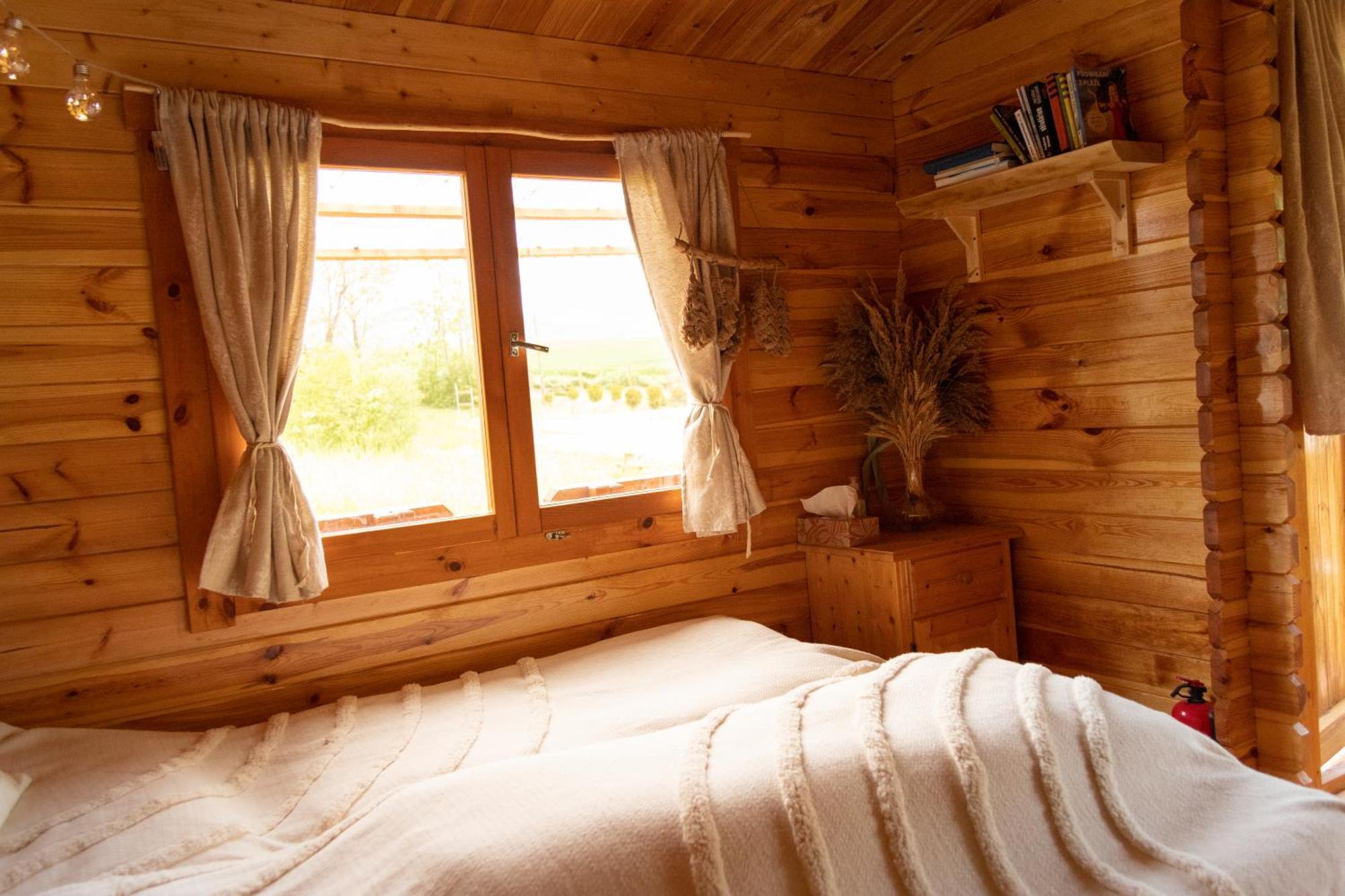 Villa Cozy Wood Hut On The Farm à Trebivlice Extérieur photo